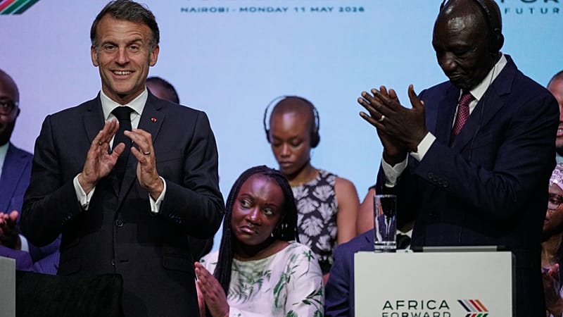 Macron quer restituição a longo prazo de obras de arte africanas saqueadas
