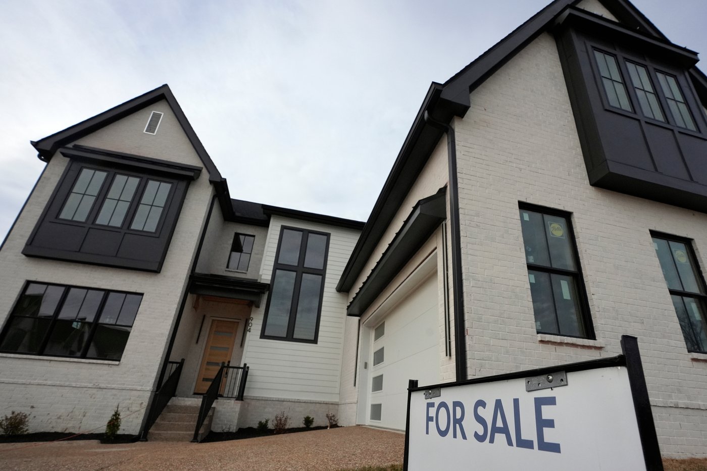 US home sales flat in April as lackluster spring homebuying season ...