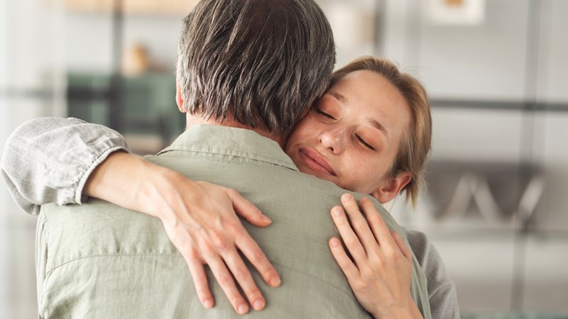 19-year-old defends her 70-year-old dad when a stranger spends Mother's ...