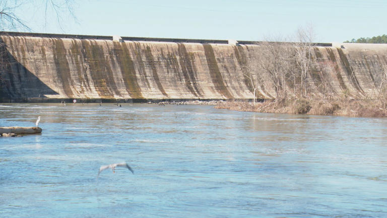 Kershaw County authorities search Wateree River for missing person