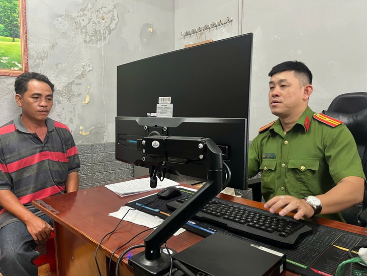 Điều tra người tấn công cảnh sát bằng ghế nhựa để giúp anh trai trốn phạt nồng độ cồn