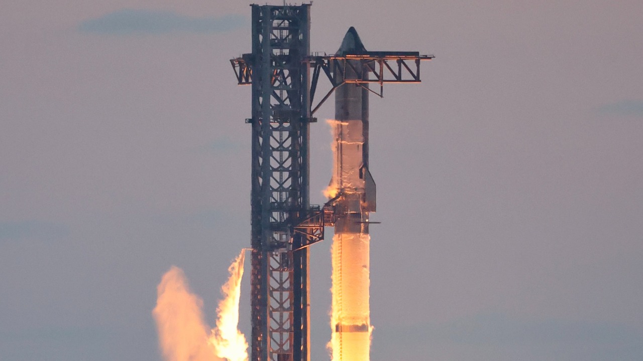 Starship V3 stands 408 feet tall with all 33 Raptor 3 engines ready ...