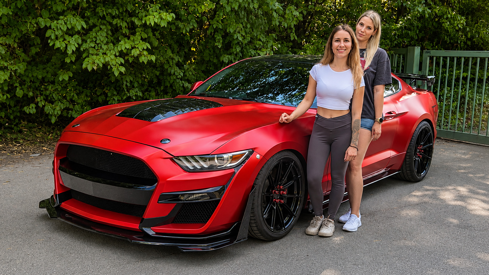 Roter Mustang V8 mit modernen Modifikationen