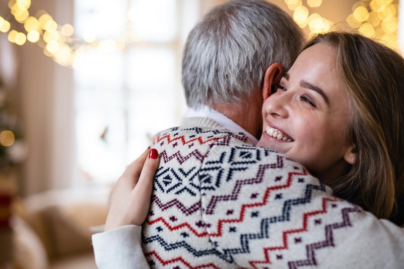 19-year-old defends her 70-year-old dad when a stranger spends Mother's ...