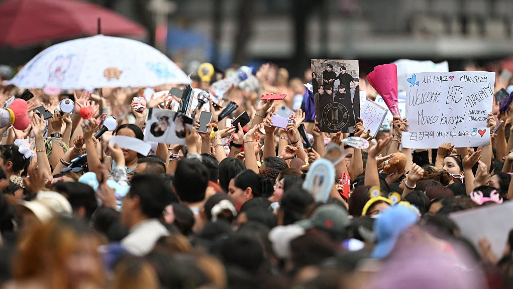 BTS V’s playful snacking moments charm Mexico City fans