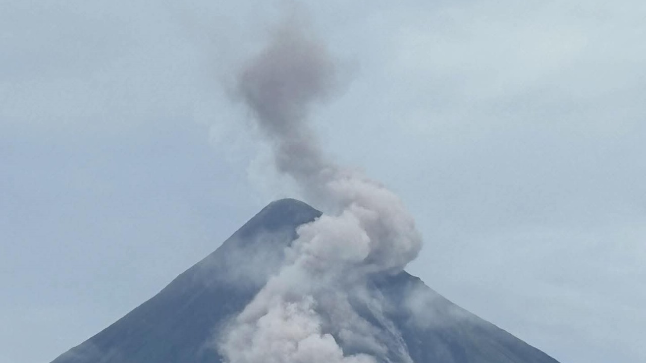 Mayon volcano blankets 160 villages in ash as 287,000 people shelter ...