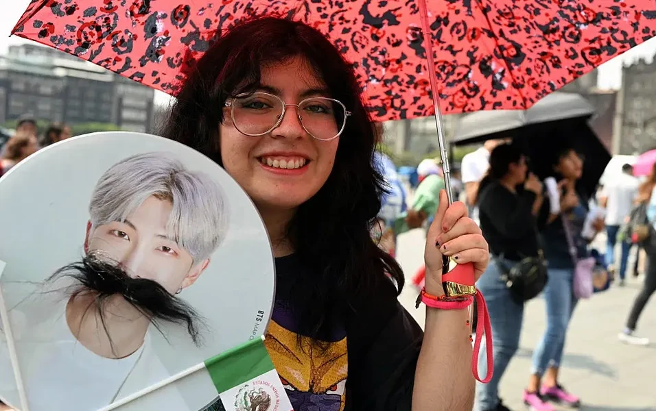 BTS V’s playful snacking moments charm Mexico City fans