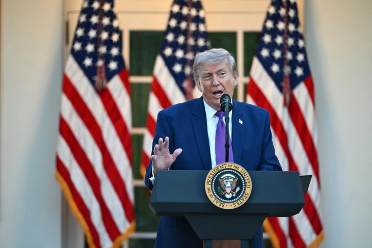 Tổng thống Mỹ Donald Trump phát biểu tại Vườn Hồng, Nhà Trắng tối 11-5 - Ảnh: AFP