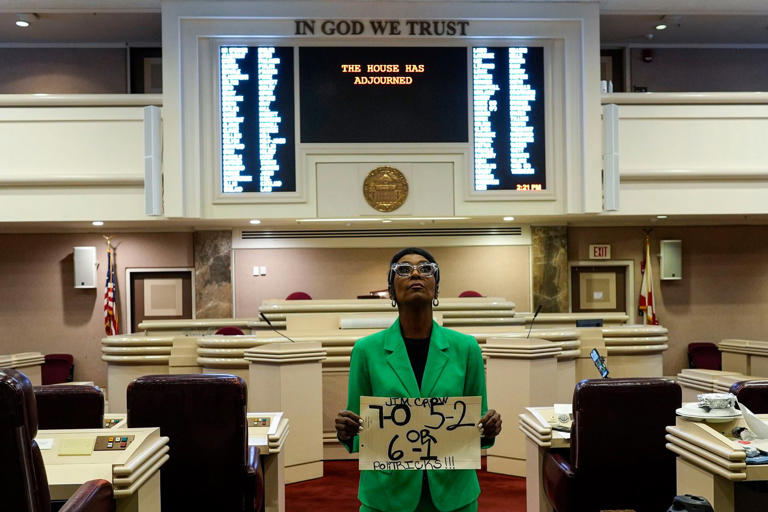 Supreme Court halts order for Alabama to use US House map with 2 ...