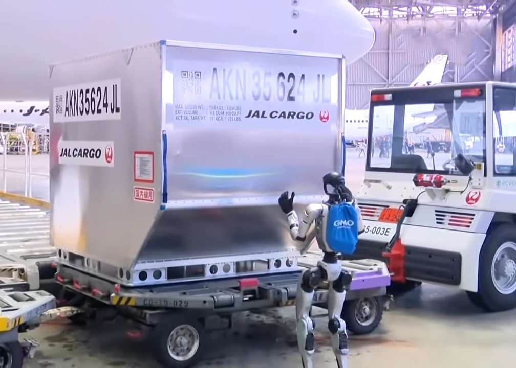 Tokyo airport puts robots to work