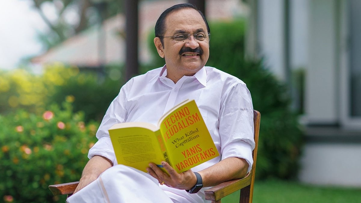 फोन कॉल, आगंतुकों और किताबों के बीच, वीडी सतीशान केरल के मुख्यमंत्री के चयन  पर फैसले का इंतजार कर रहे हैं।