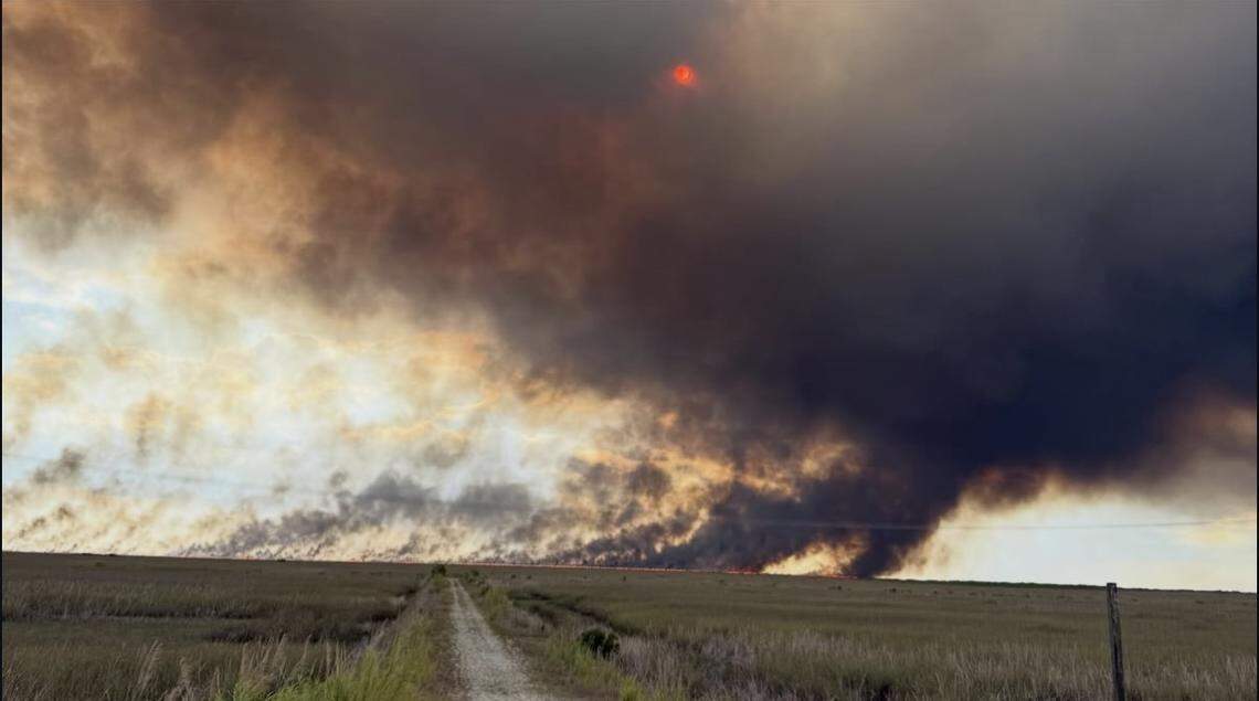 West Broward fire burns thousands of acres, sends smoke toward Pines ...