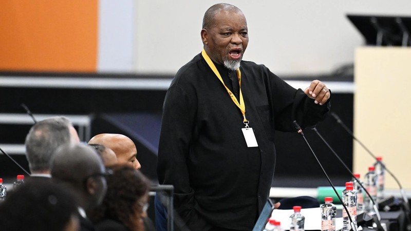 'He will not take shortcuts,' Mantashe says Ramaphosa will not resign ...