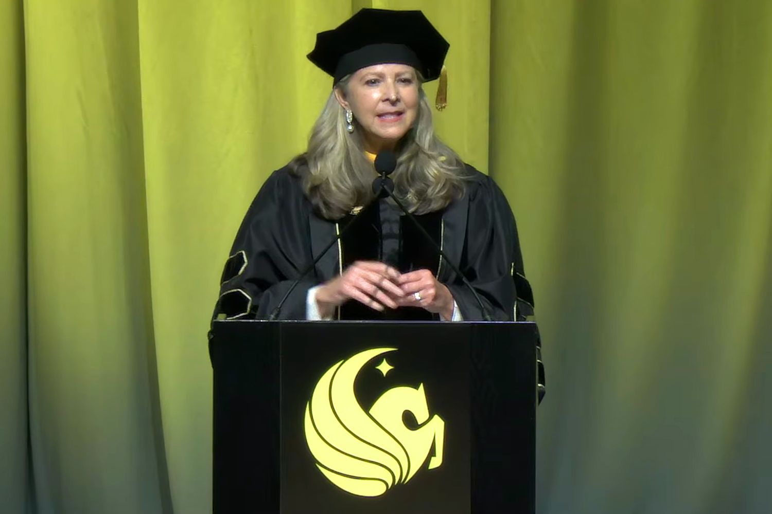 Commencement speaker stunned when her remarks about AI draw boos from ...