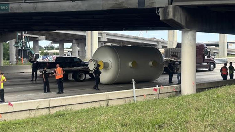 18-wheeler strikes Houston Ave bridge on Katy Freeway eastbound