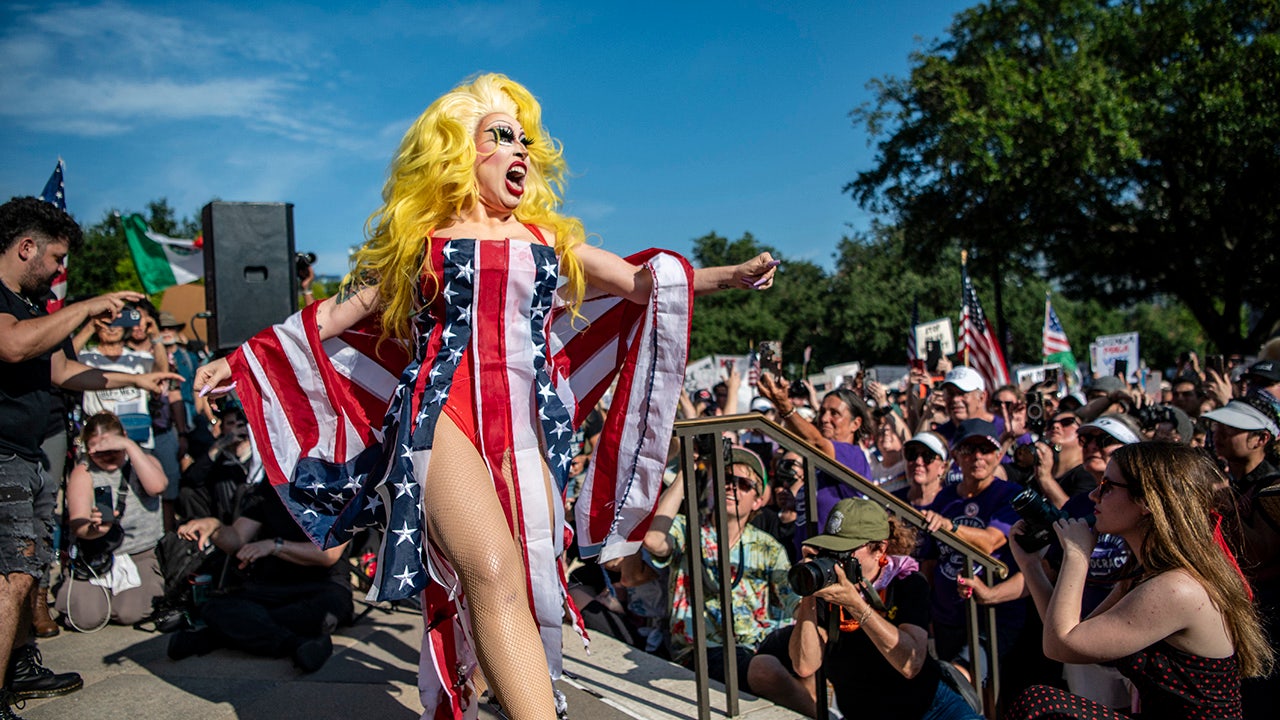 Georgia Pride group recruiting kids as young as 13 into drag shows ...