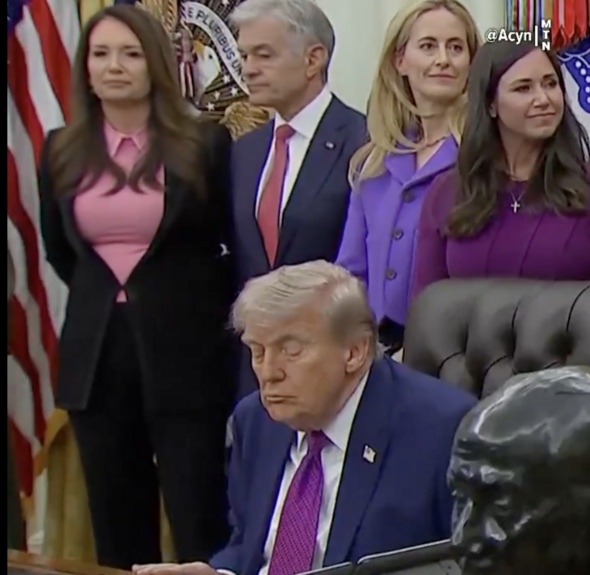 Donald Trump 'falls asleep with face drooping' during Oval Office event ...