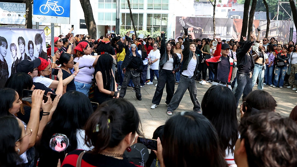 BTS V’s playful snacking moments charm Mexico City fans