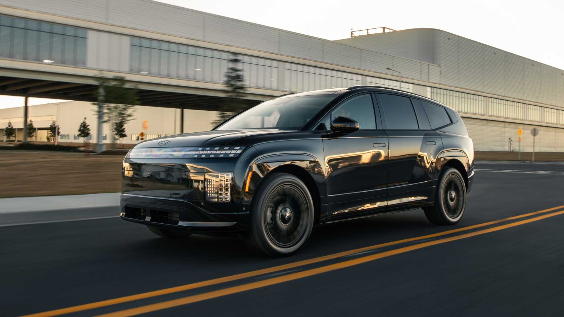 Hyundai Ioniq 9 Calligraphy Black Ink front-quarter driving