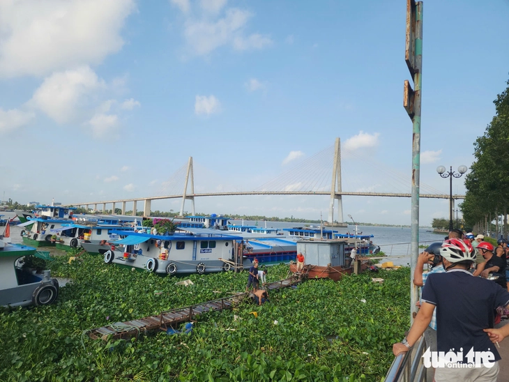 Người dân đi tập thể dục phát hiện thi thể trôi trên sông Tiền