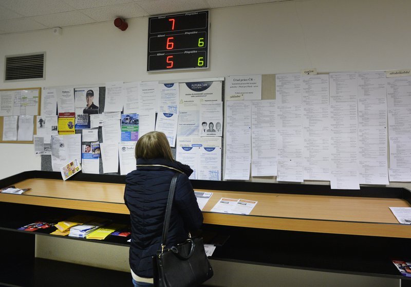 Nezaměstnanost v ČR klesla v dubnu na 4,9 %, volných míst mírně přibylo