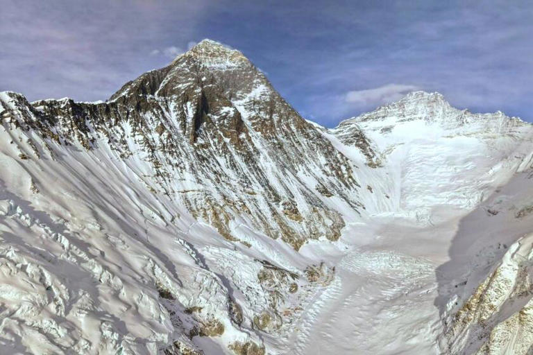 Hundreds of climbers attempting to scale Mt. Everest despite increasing ...