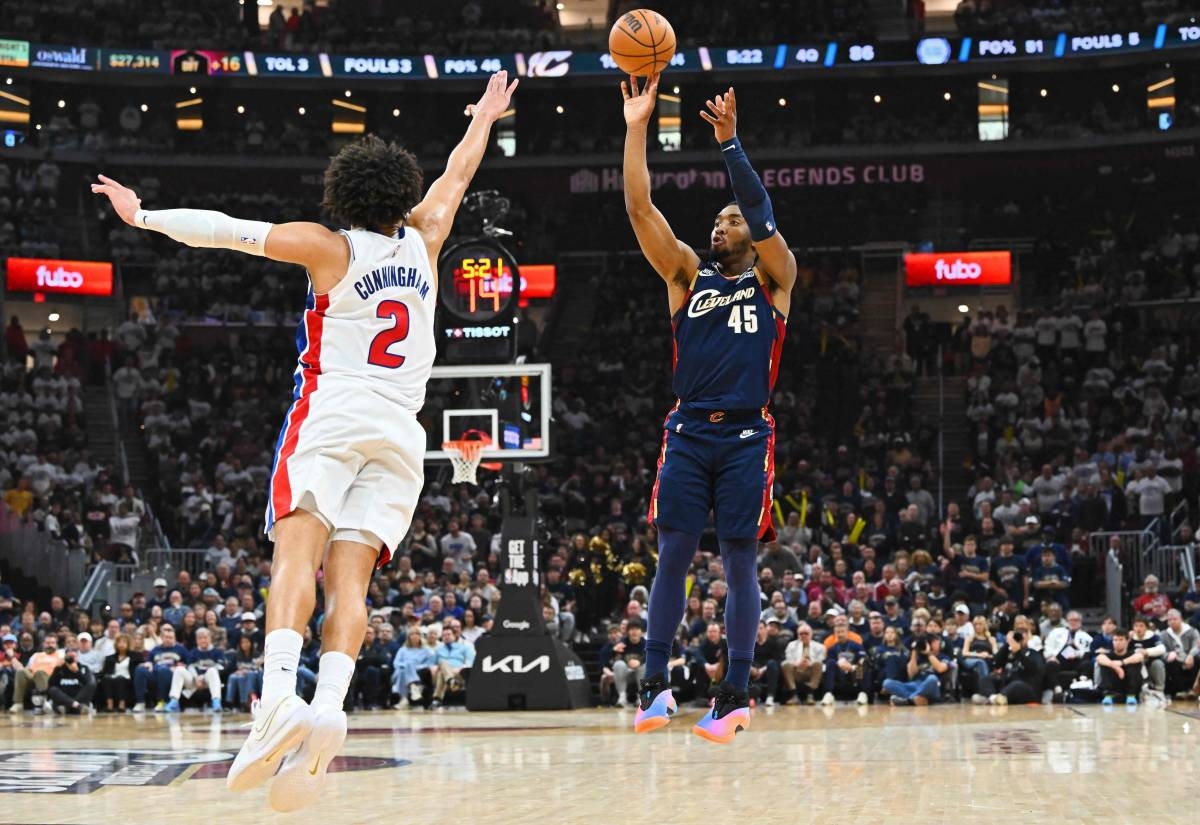 Mitchell ties NBA playoff mark with 39 points in 2nd half as Cavs even ...
