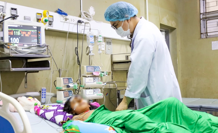 Chơi trốn tìm, bé gái lớp 4 bị ong vò vẽ đốt hơn 70 vết