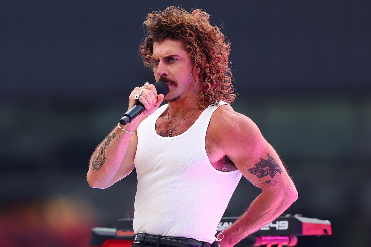 Aussie singer denied entry to US as partner apologises for Trump post