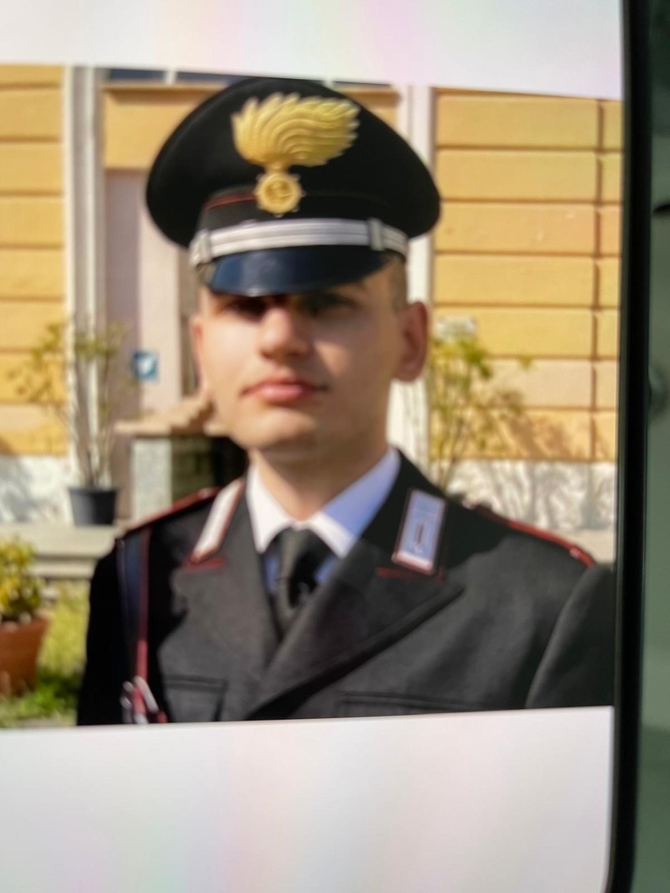 Carabiniere morto a La Spezia, indagini su sparo al Ris di Parma
