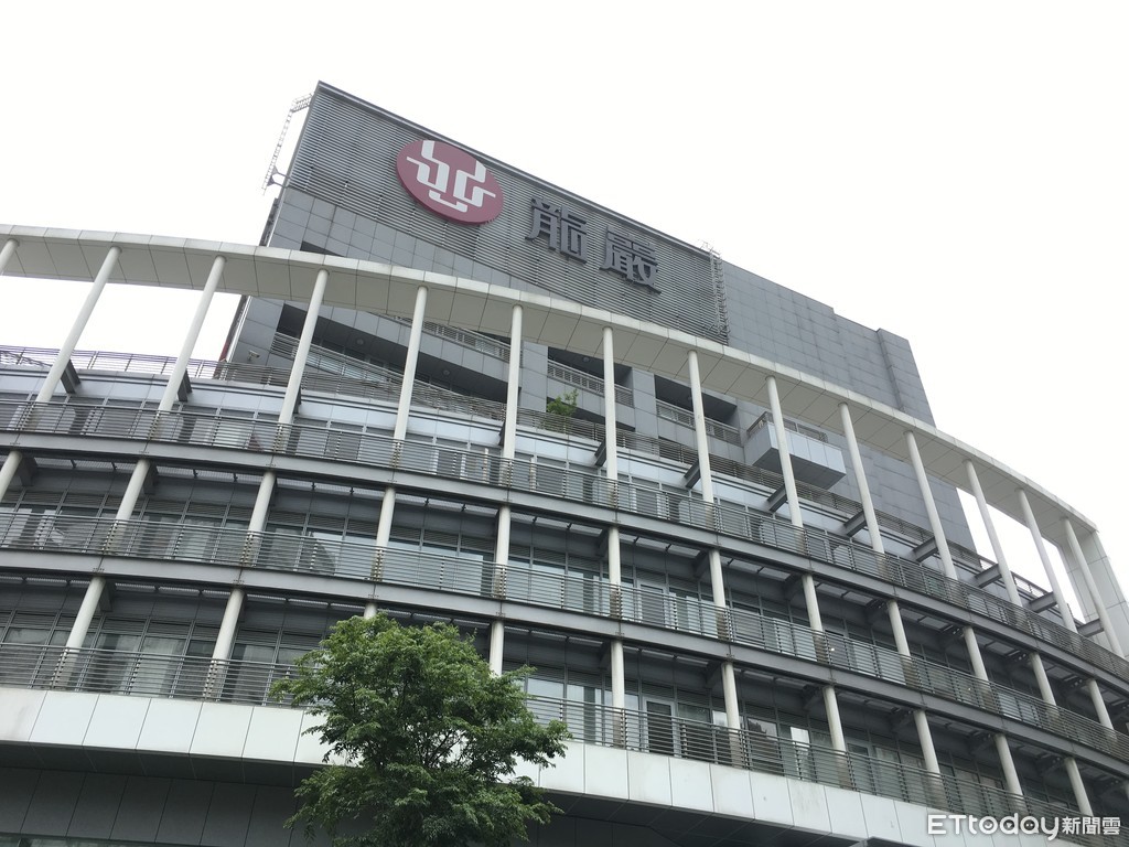 龍巖「抄底英特爾」賺2億!低調神持股曝光 他讚：台版波克夏