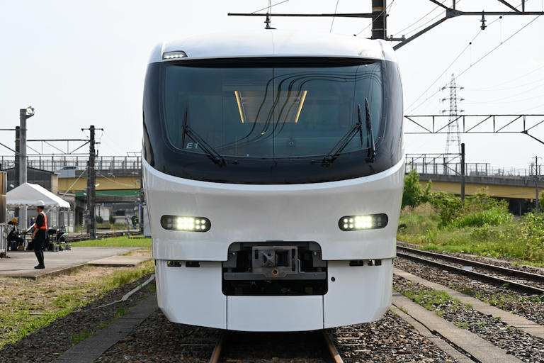 JR東海、特急「しなの」新型車両・385系公開 両先頭にパノラマ展望車