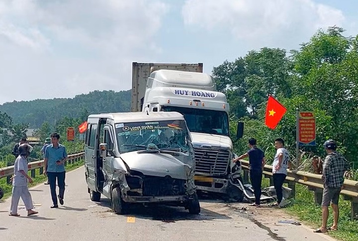 Đang trên đường sang nhà gái bàn chuyện cưới, xe khách 16 chỗ gặp nạn ở Hà Tĩnh