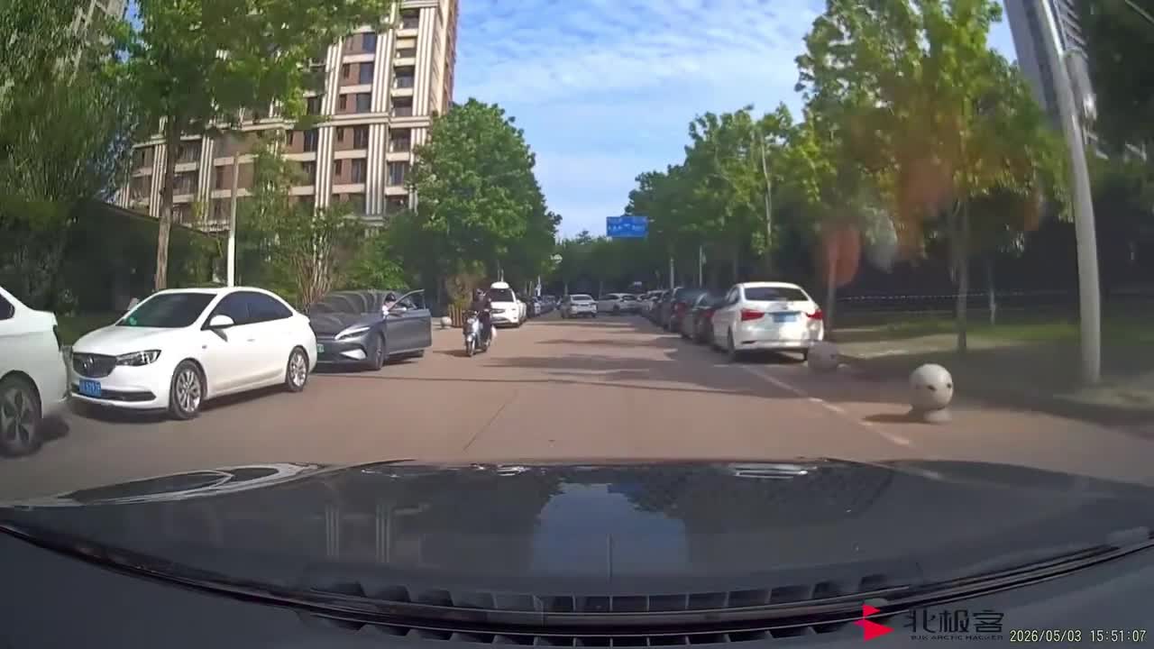Motorcycle rider crashes into opened car door in Hubei, China