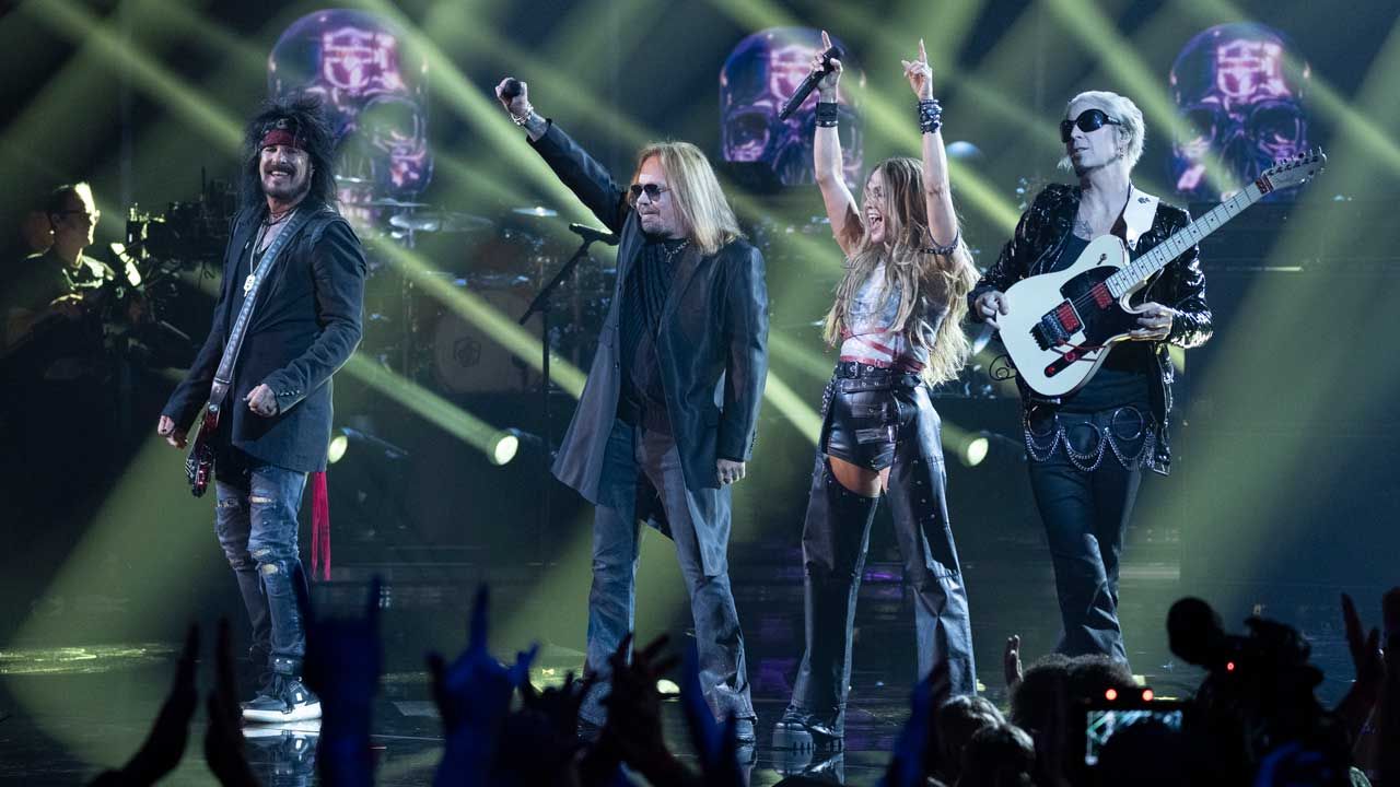 Carrie Underwood outshines Mötley Crüe in Idol finale duet