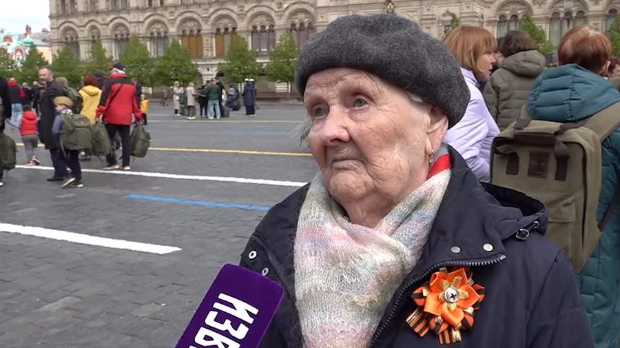 Ông Putin lái xe bọc thép đưa cô giáo cũ đến Điện Kremlin