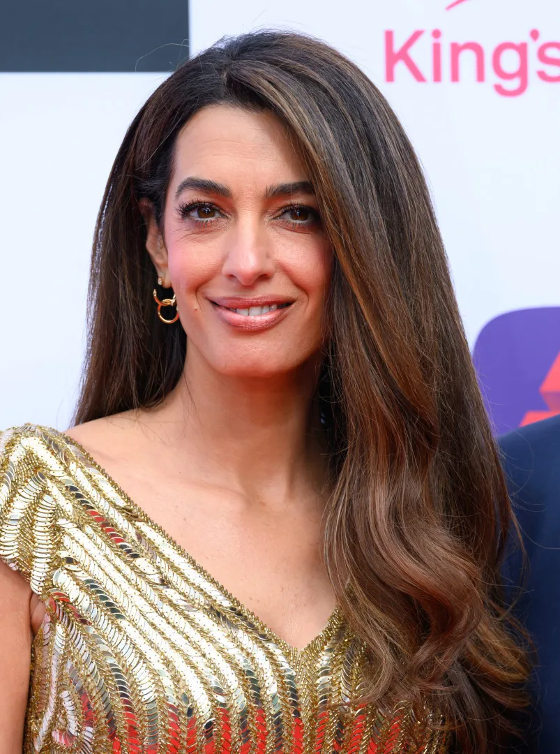 Amal deslumbra junto de George Clonney (e na presença do rei Carlos III)