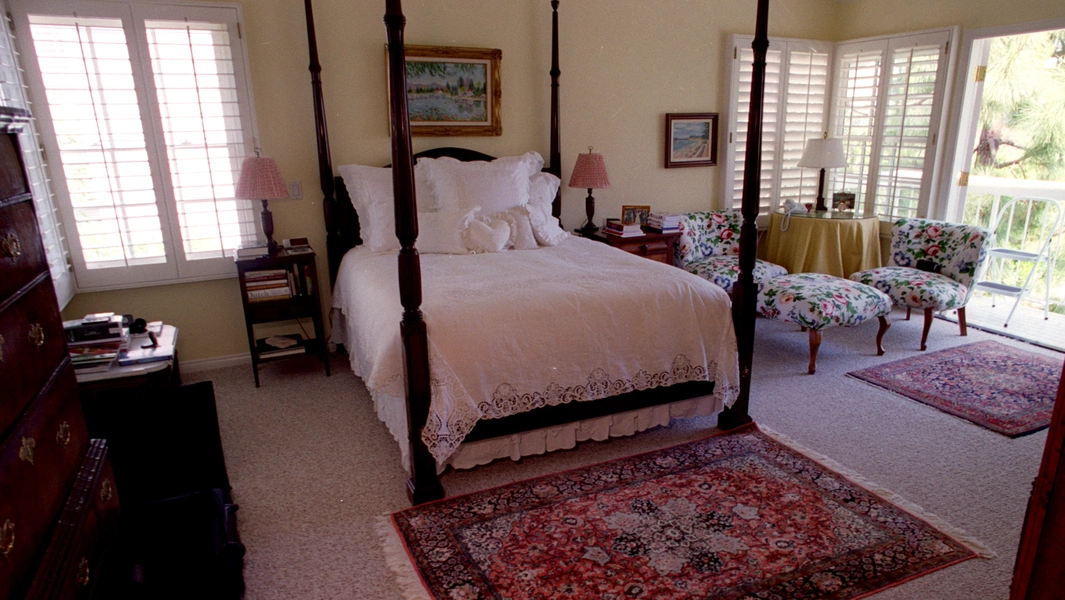 Bedroom rug ideas to cozy up your space