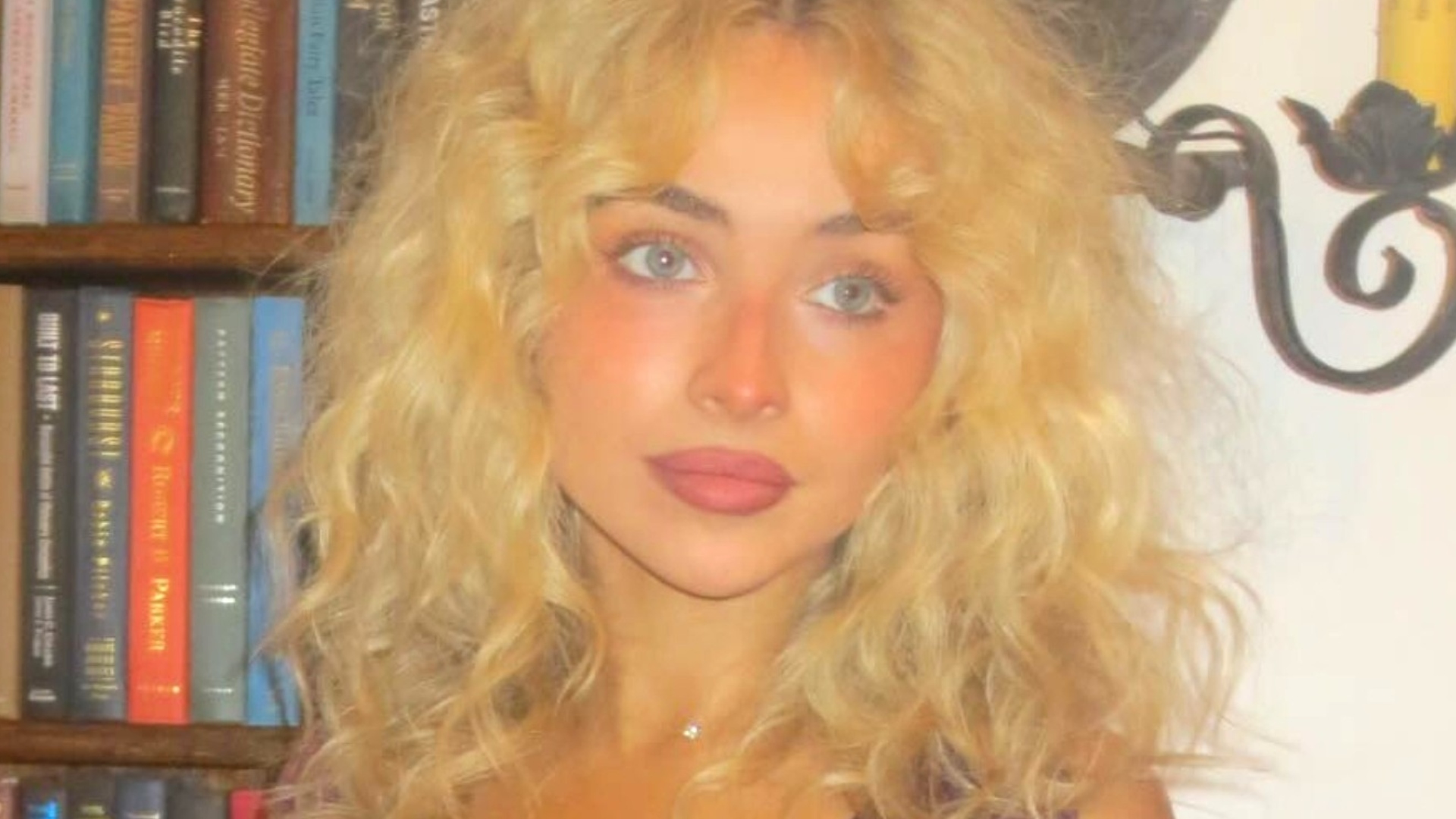 For her birthday, Sabrina Carpenter is reviving the messy hair trend