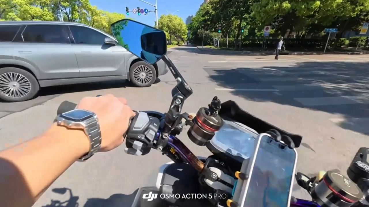 Dashcam captures shocking motorcycle crash in Jiangsu