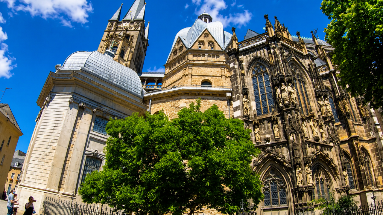 Promenade autour de la cathédrale d'Aix-la-Chapelle en Allemagne (4K)