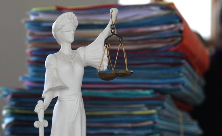 Une femme soupçonnée d’avoir laissé son conjoint agoniser et mourir ...