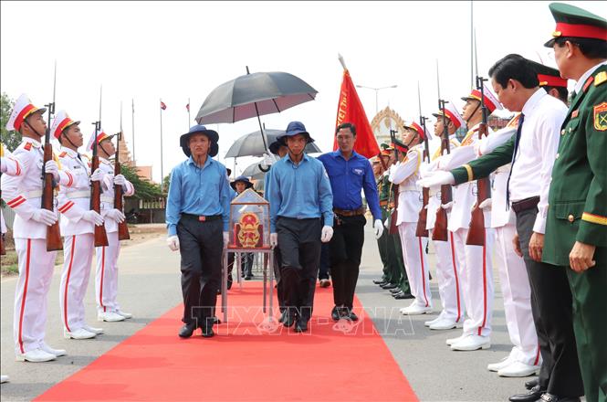 Đón 158 hài cốt liệt sĩ quân tình nguyện, chuyên gia Việt Nam hy sinh tại Campuchia về nước