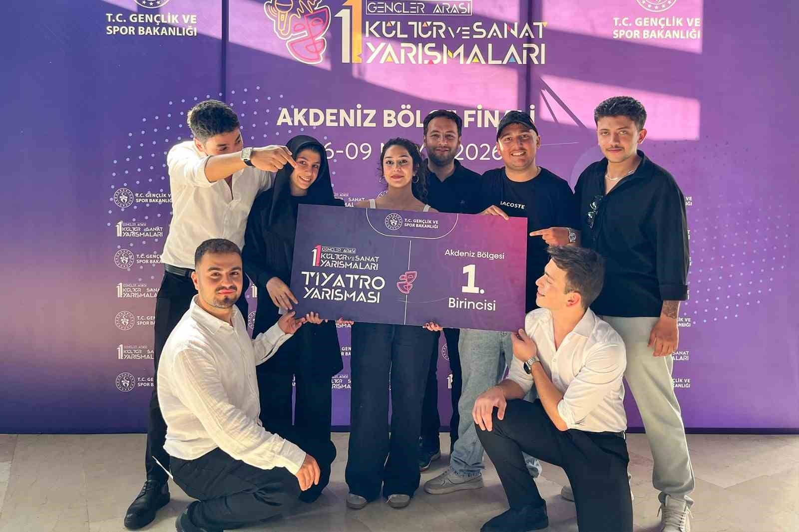 ALKÜ’lü genç tiyatrocular bölge finallerinde şampiyon olup yarı finale ...