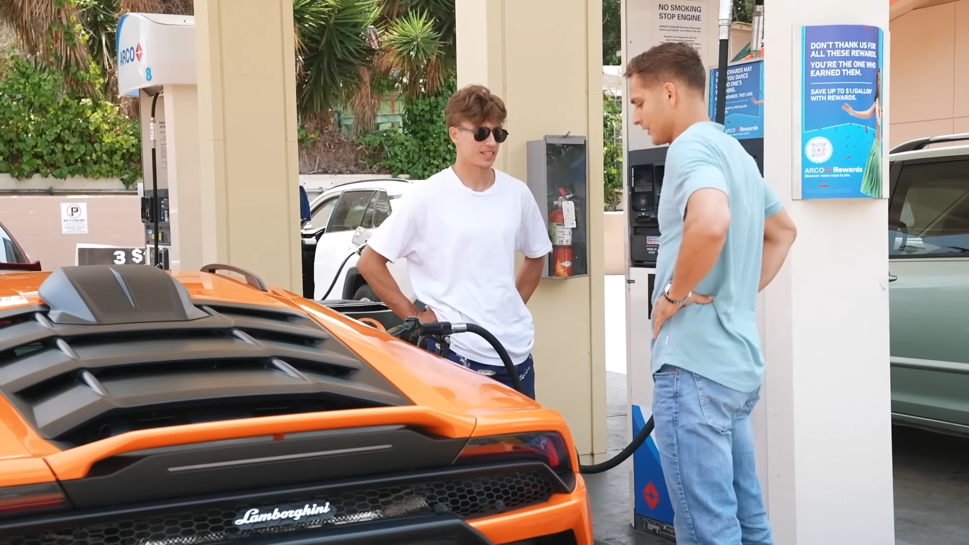 Watch how people react to broke Lamborghini owner at the gas station