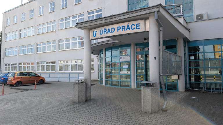 Práci hledalo v dubnu 17 041 lidí v Plzeňském kraji. Volných míst bylo 7479
