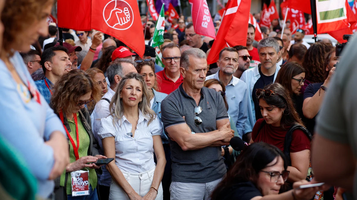 Yolanda Díaz marca estilo en la manifestación del 1 de mayo en Málaga: su  look blanco más reconocible y coherente