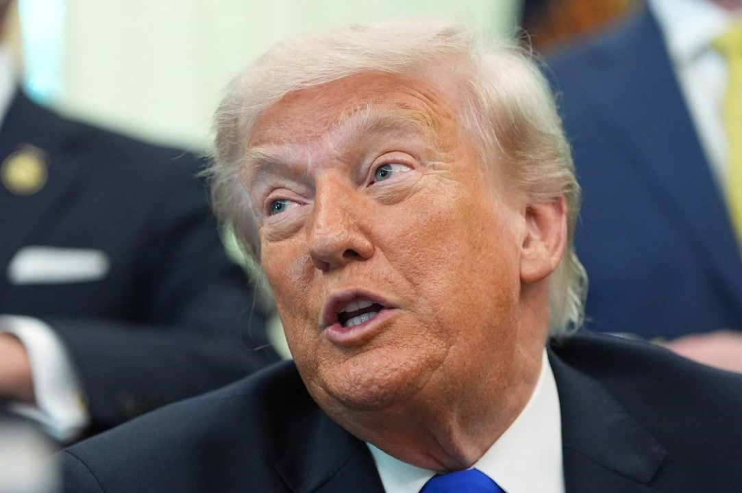 Trump's 'budget spray tan' blunder around the eyes and lump sparks ...