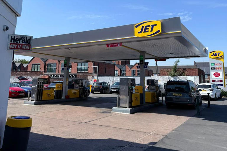 Masked man with knife threatens staff in terrifying Tamworth petrol ...