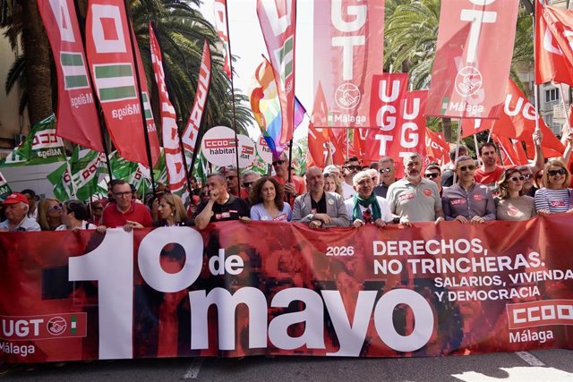Miles de personas se manifiestan este 1 de mayo junto con CCOO y UGT ...